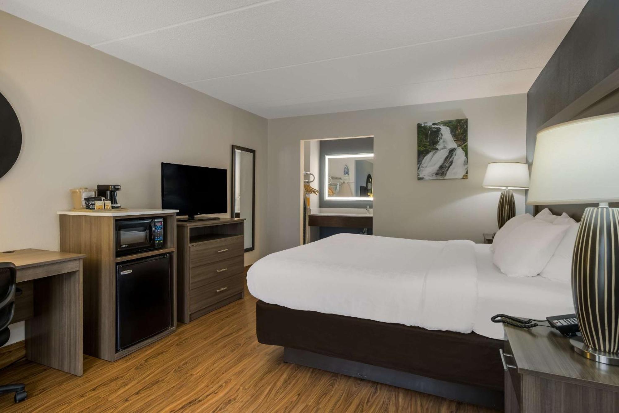 Quality Asheville Airport Inn 2*